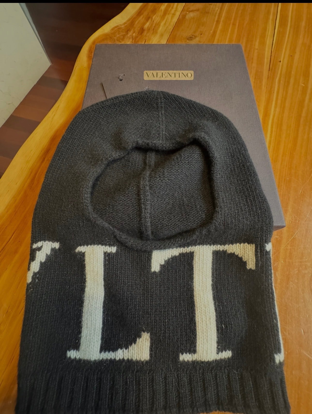 Valentino Garavani VLTN Knit Beanie – Black & White
( full set )