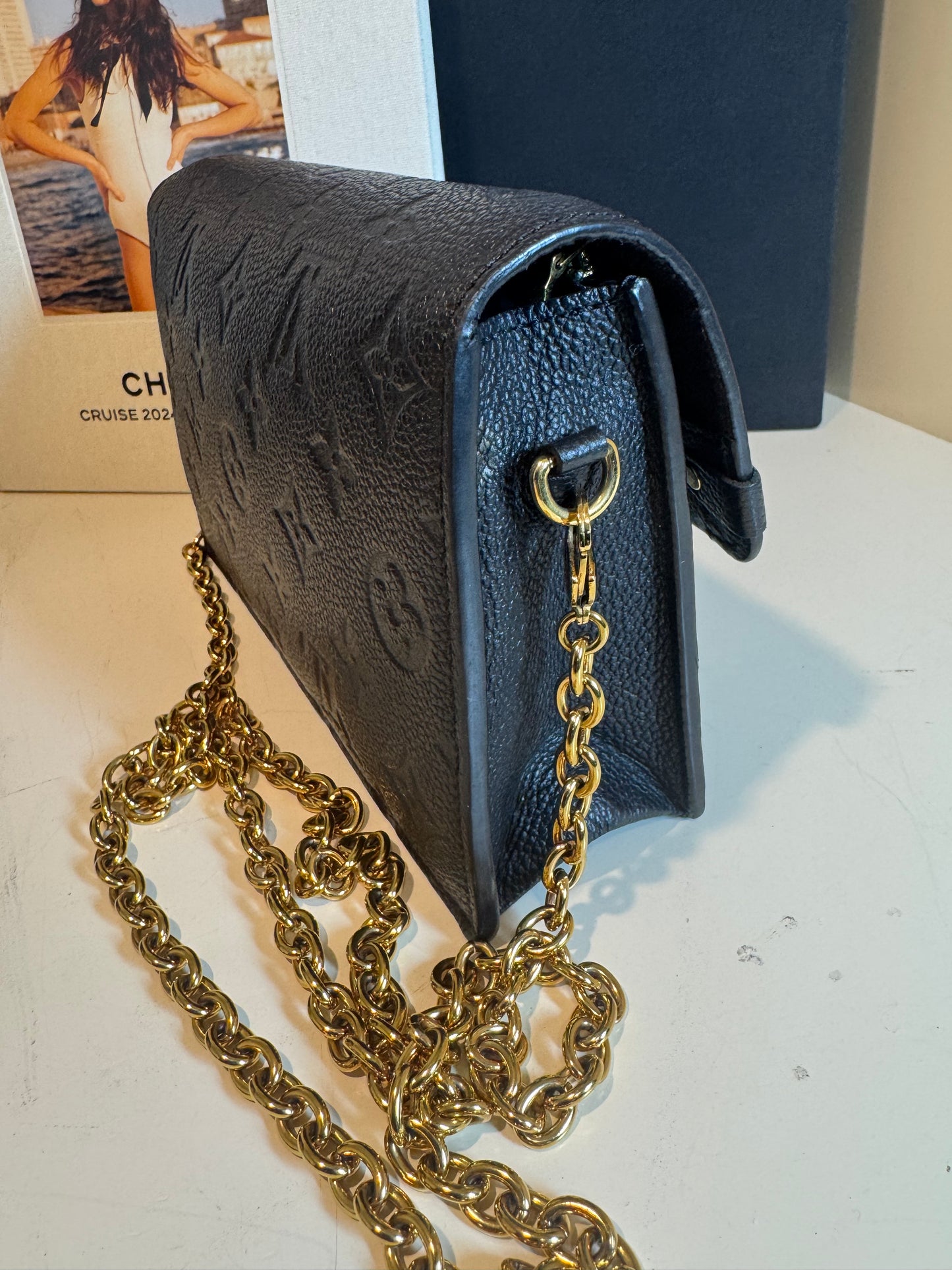 LOUIS VUITTON
Vavin leather handbag