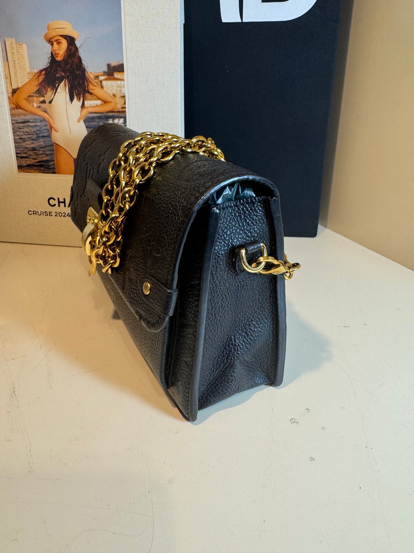 LOUIS VUITTON
Vavin leather handbag