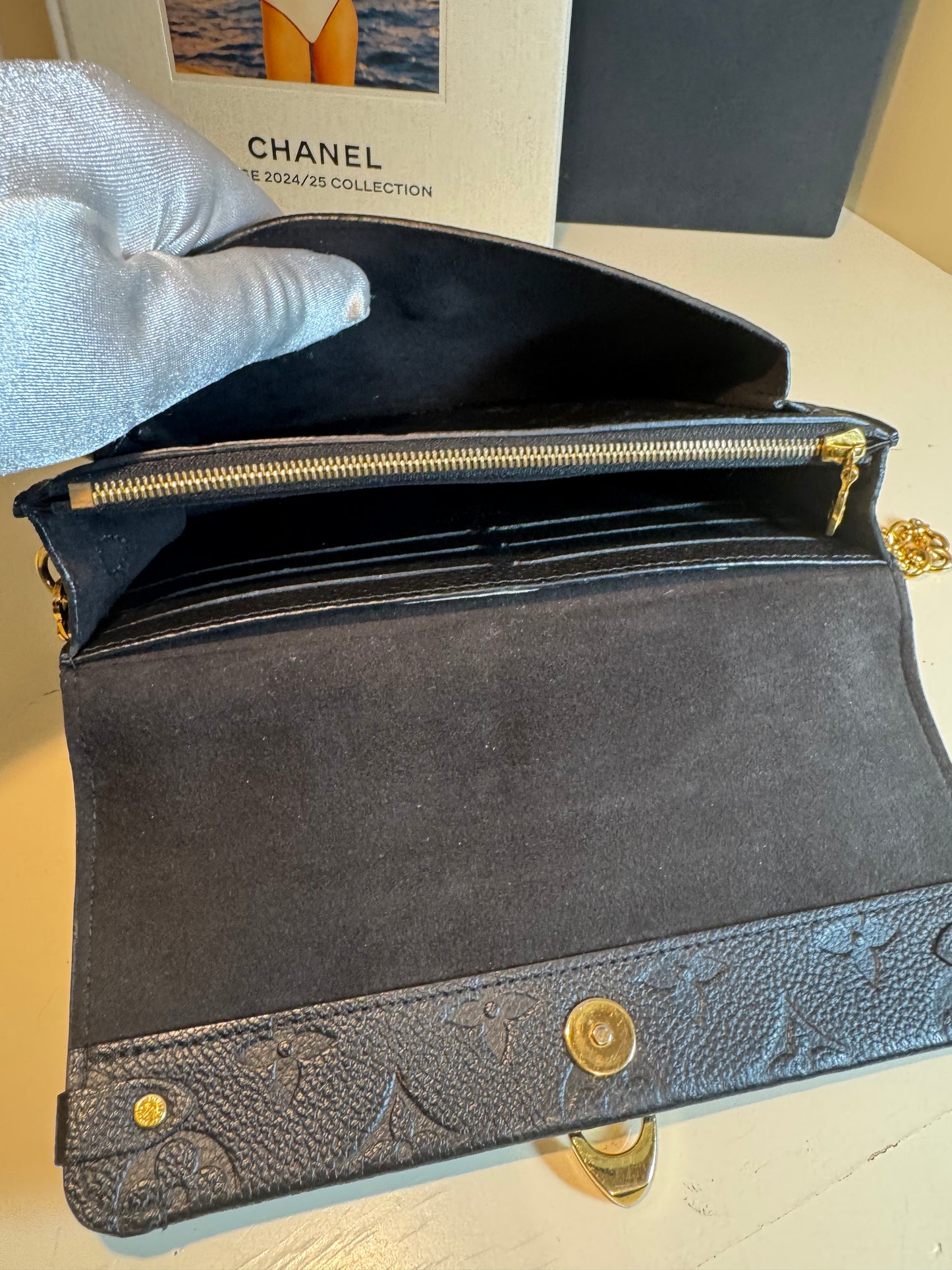 LOUIS VUITTON
Vavin leather handbag