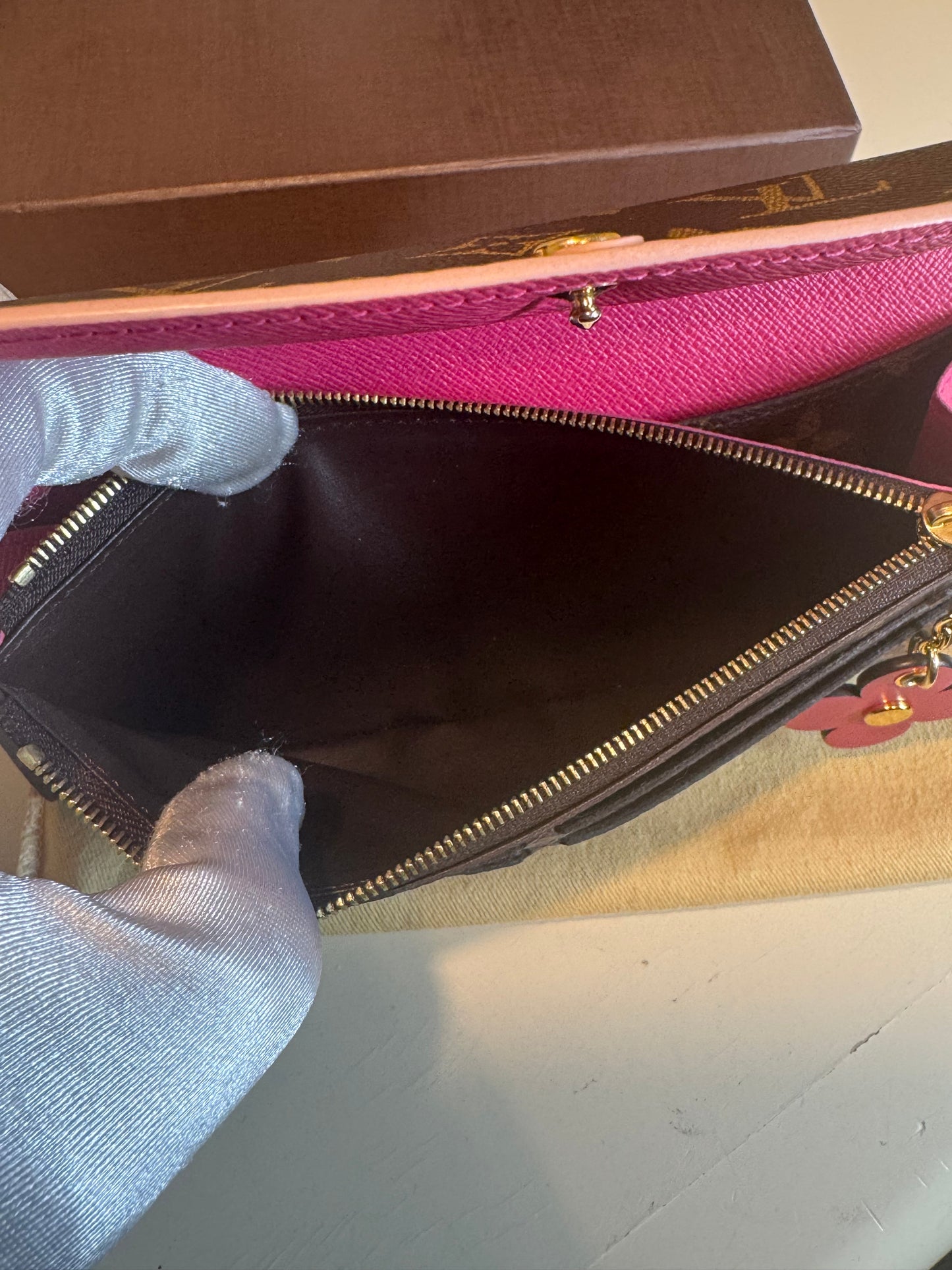 Louis Vuitton Monogram Emily Flower
Pink Long Wallet