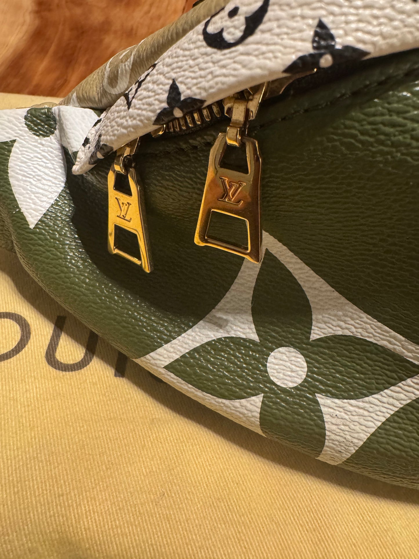 Louis Vuitton Monogram Giant Bumbag , Khaki / White