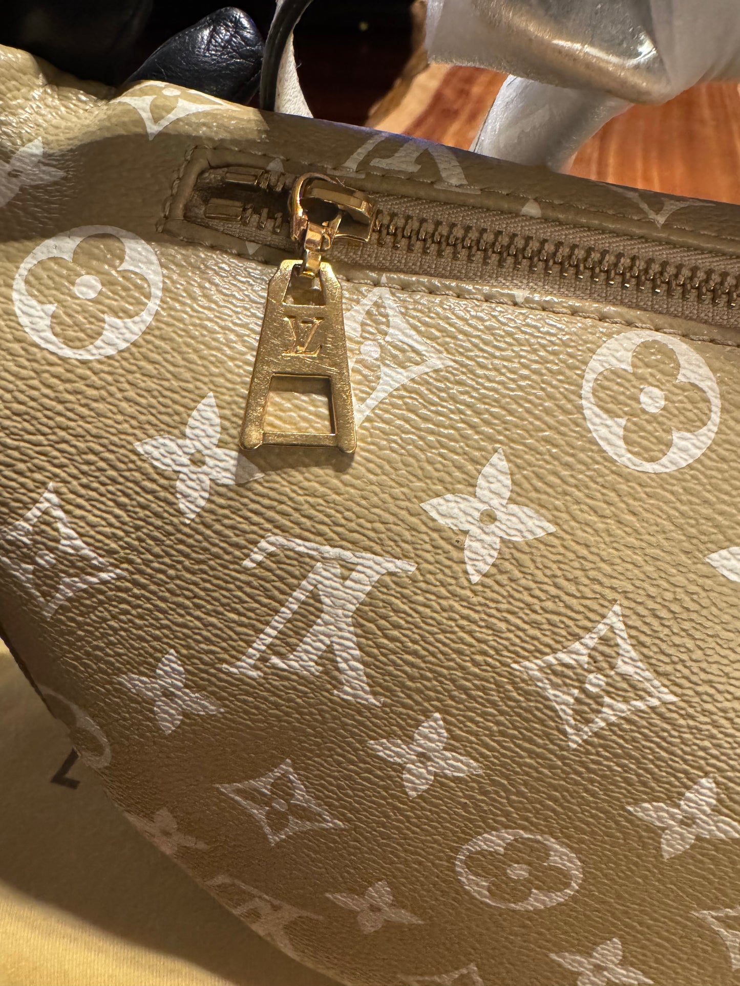 Louis Vuitton Monogram Giant Bumbag , Khaki / White