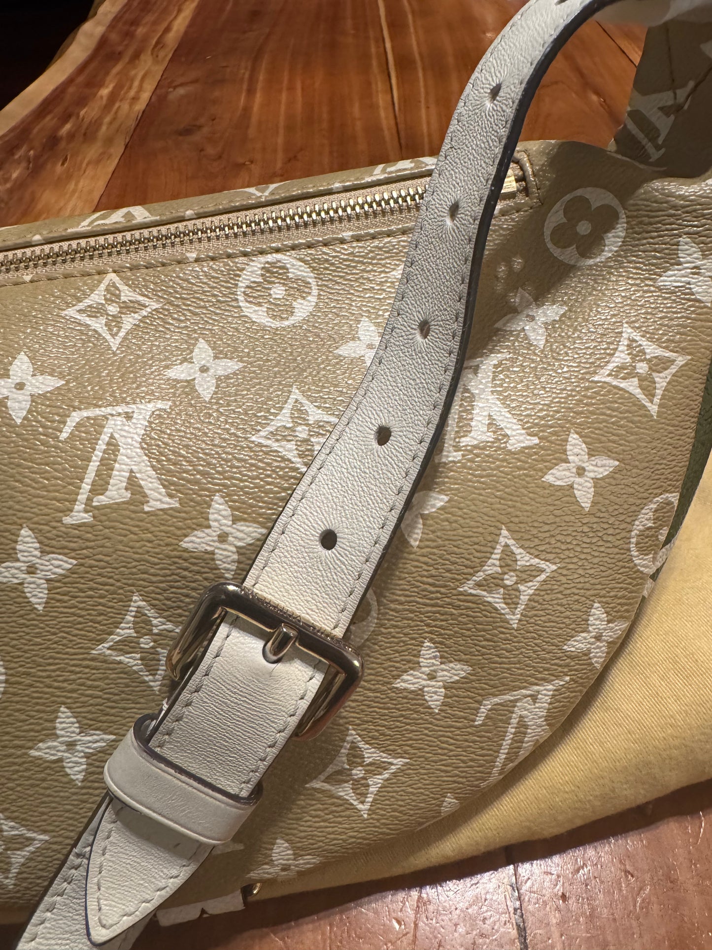 Louis Vuitton Monogram Giant Bumbag , Khaki / White