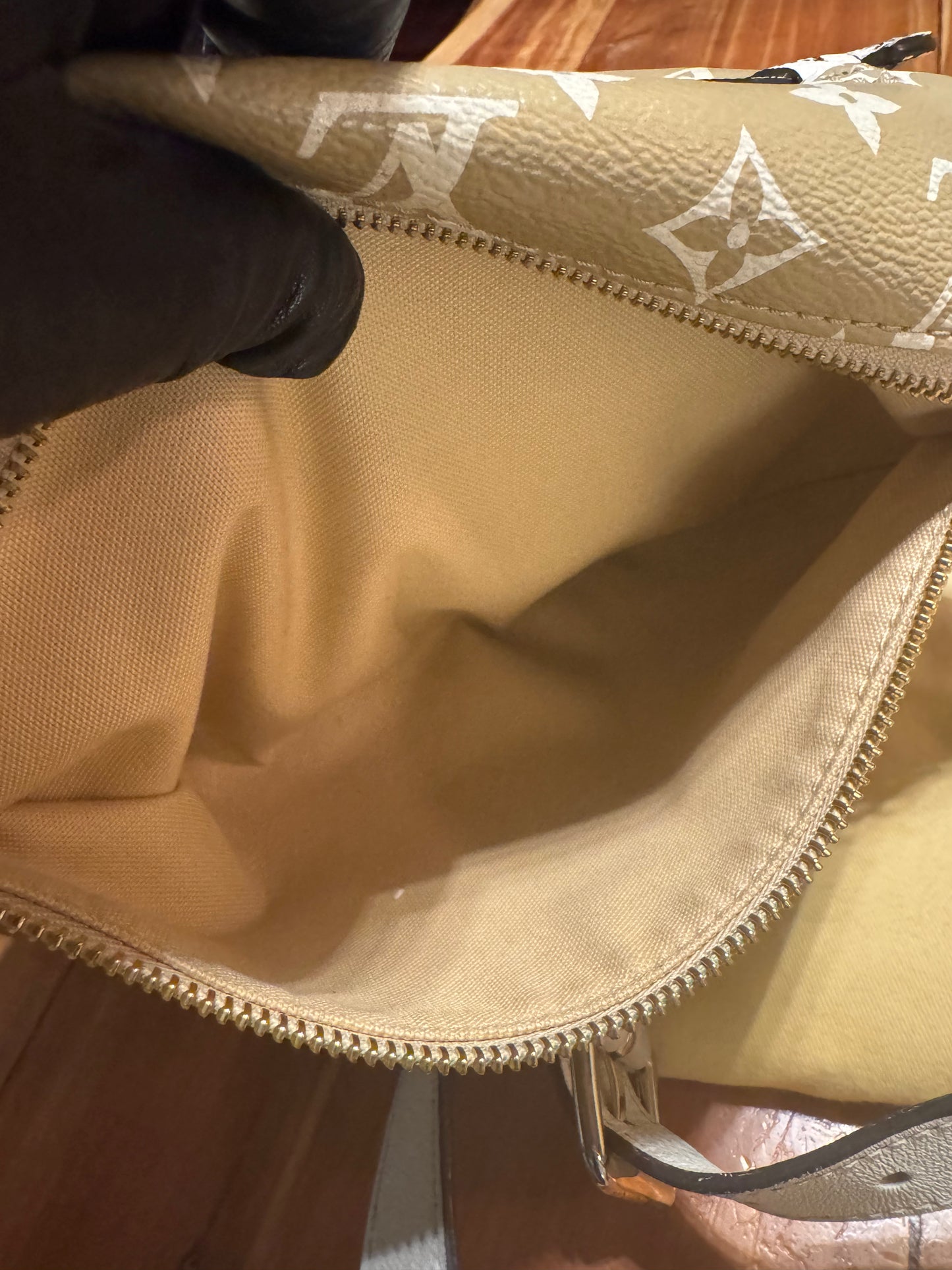 Louis Vuitton Monogram Giant Bumbag , Khaki / White