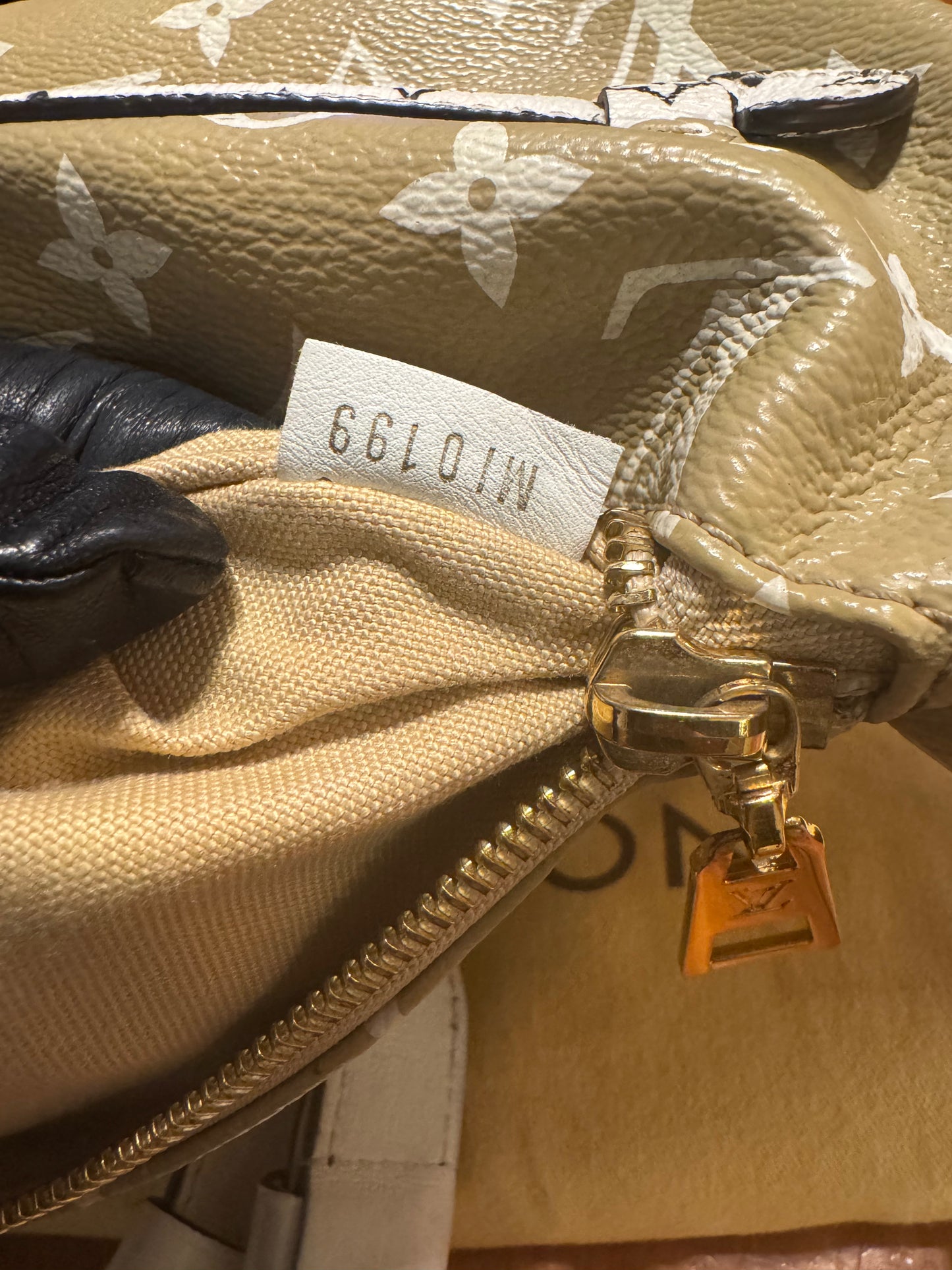 Louis Vuitton Monogram Giant Bumbag , Khaki / White