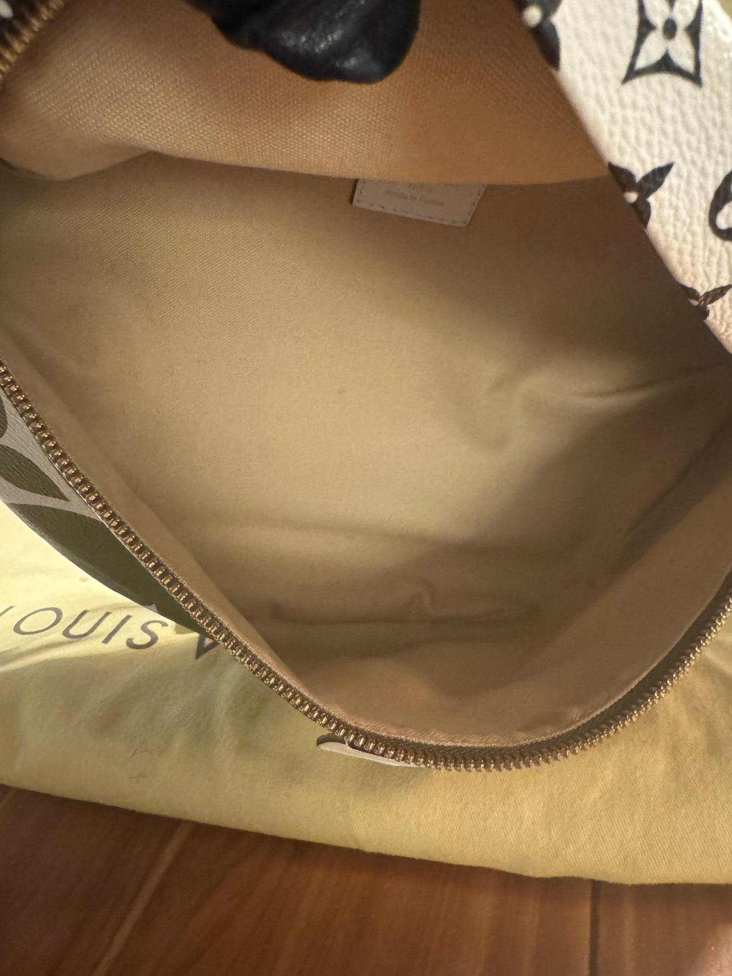 Louis Vuitton Monogram Giant Bumbag , Khaki / White