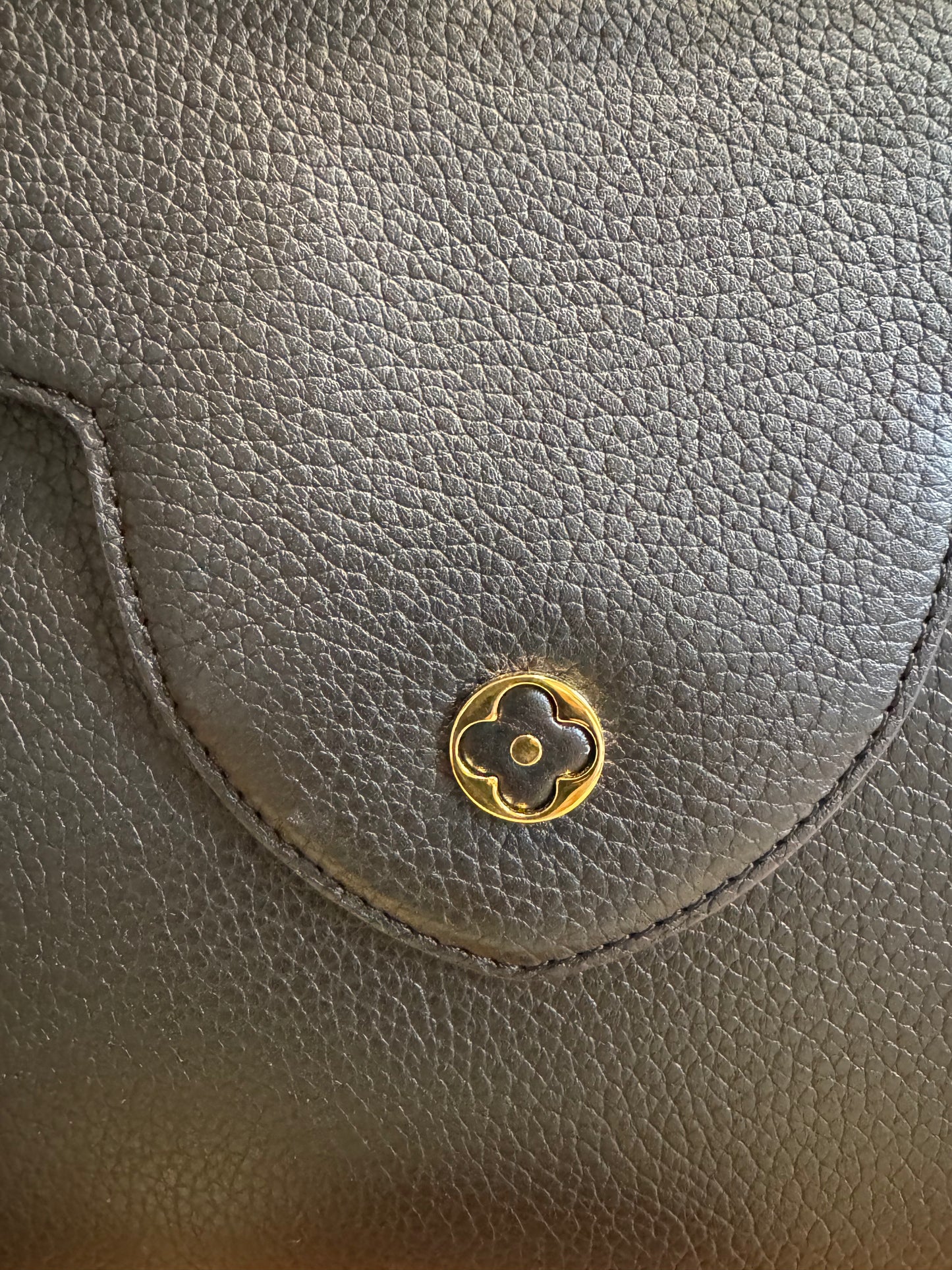 Louis Vuitton Capucines MM – Black Taurillon Leather – Full Set (Box + Dust Bag) – Elegant & Iconic