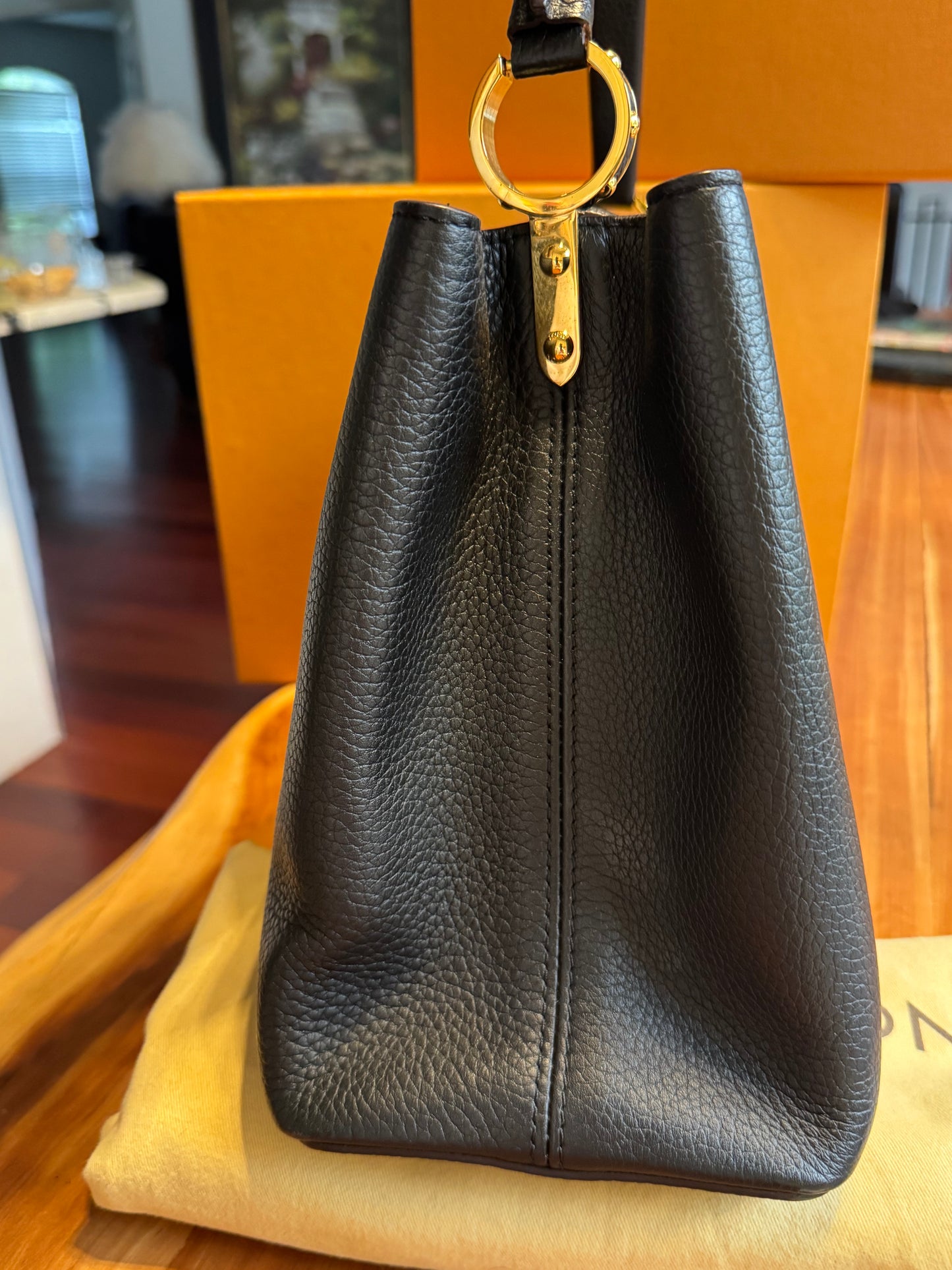 Louis Vuitton Capucines MM – Black Taurillon Leather – Full Set (Box + Dust Bag) – Elegant & Iconic