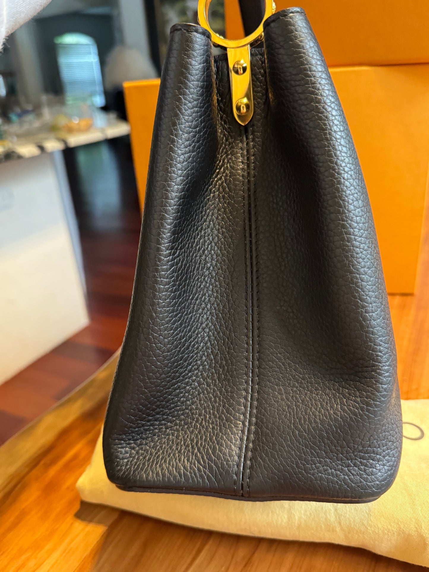 Louis Vuitton Capucines MM – Black Taurillon Leather – Full Set (Box + Dust Bag) – Elegant & Iconic