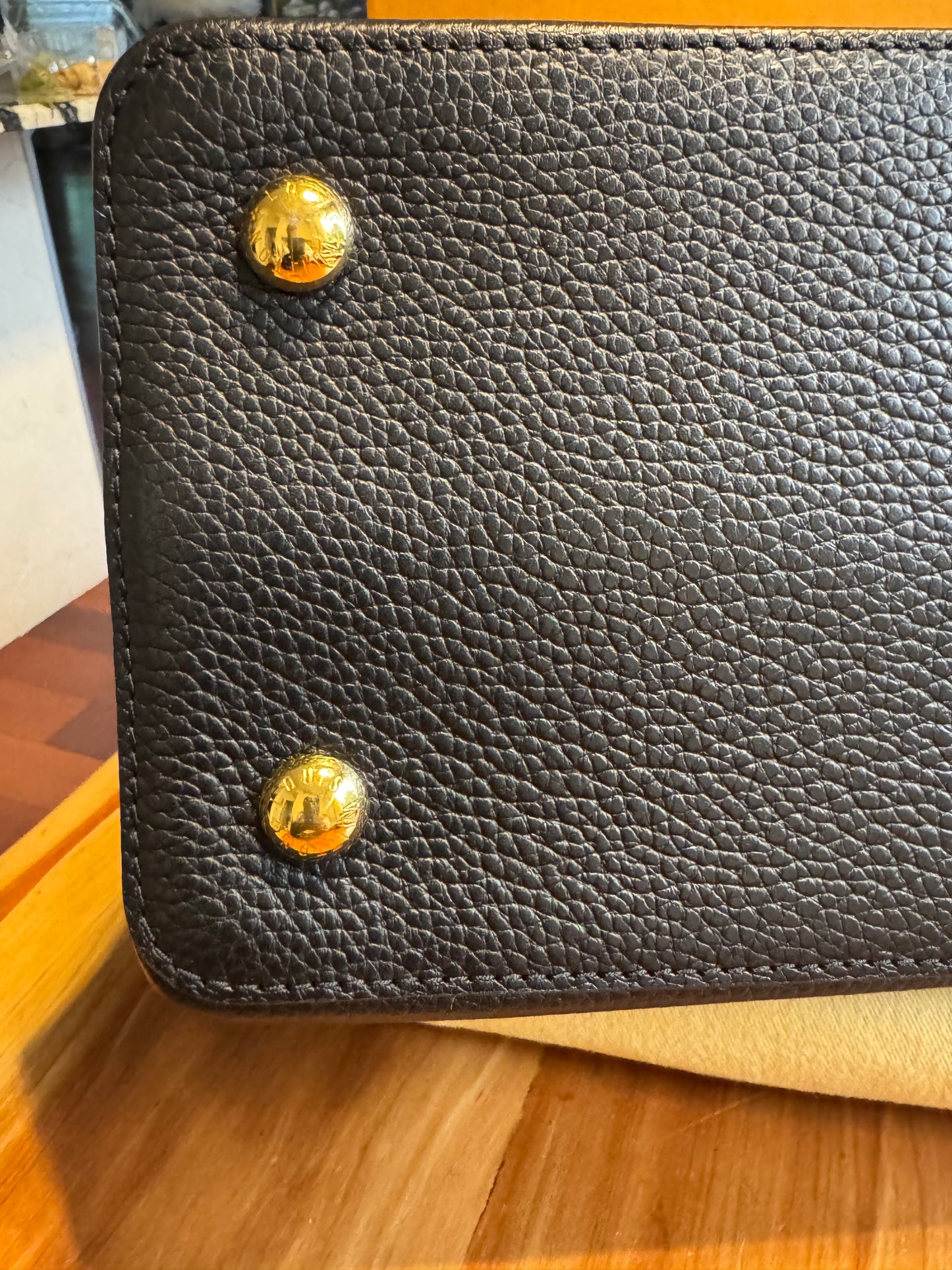 Louis Vuitton Capucines MM – Black Taurillon Leather – Full Set (Box + Dust Bag) – Elegant & Iconic